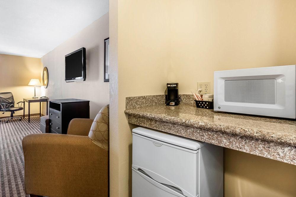 Comfort Inn & Suites Near Bethel College Newton Экстерьер фото