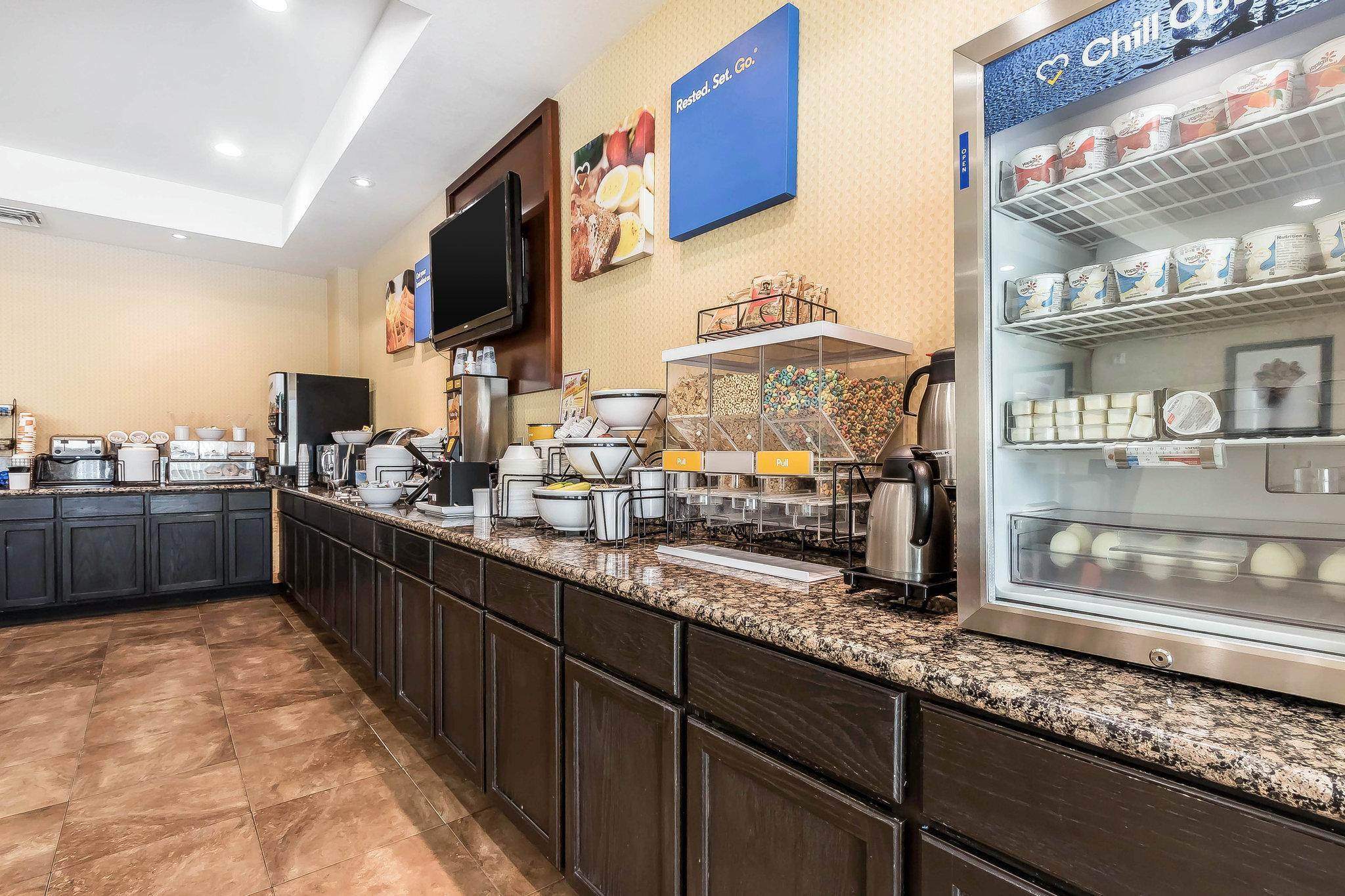 Comfort Inn & Suites Near Bethel College Newton Экстерьер фото