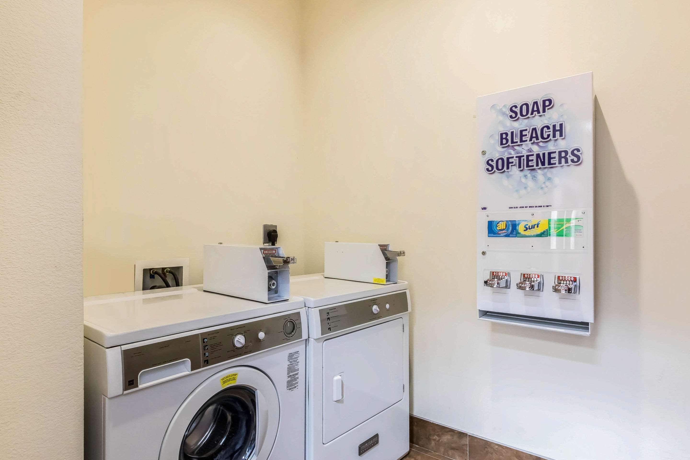 Comfort Inn & Suites Near Bethel College Newton Экстерьер фото