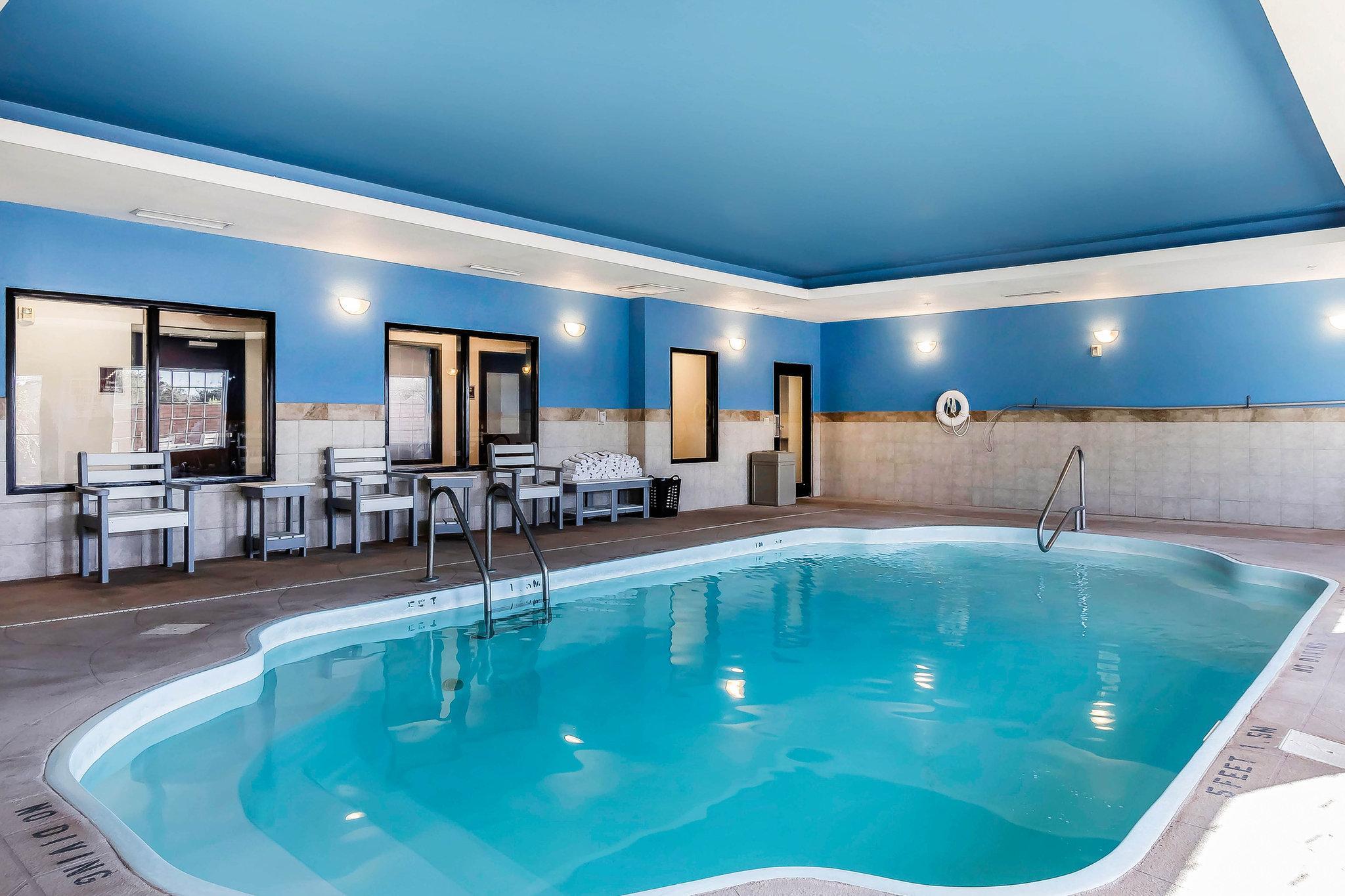 Comfort Inn & Suites Near Bethel College Newton Экстерьер фото