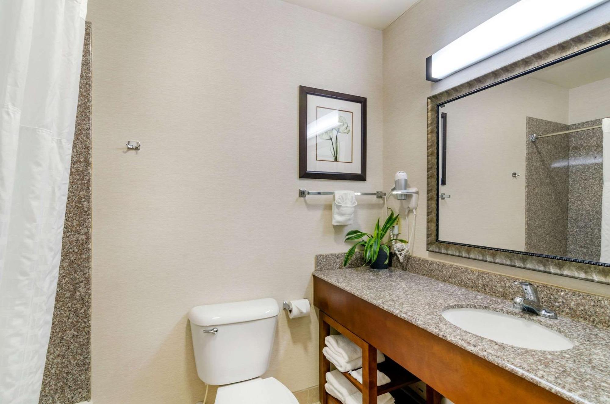 Comfort Inn & Suites Near Bethel College Newton Экстерьер фото