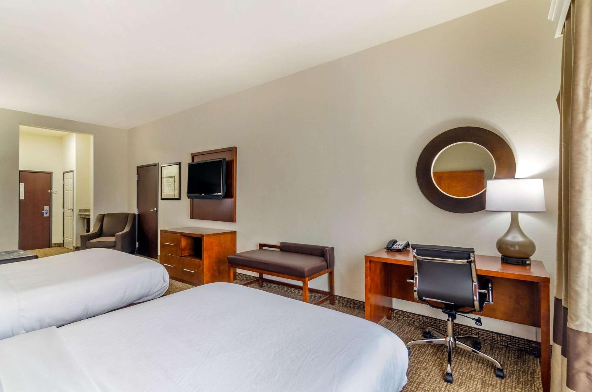 Comfort Inn & Suites Near Bethel College Newton Экстерьер фото