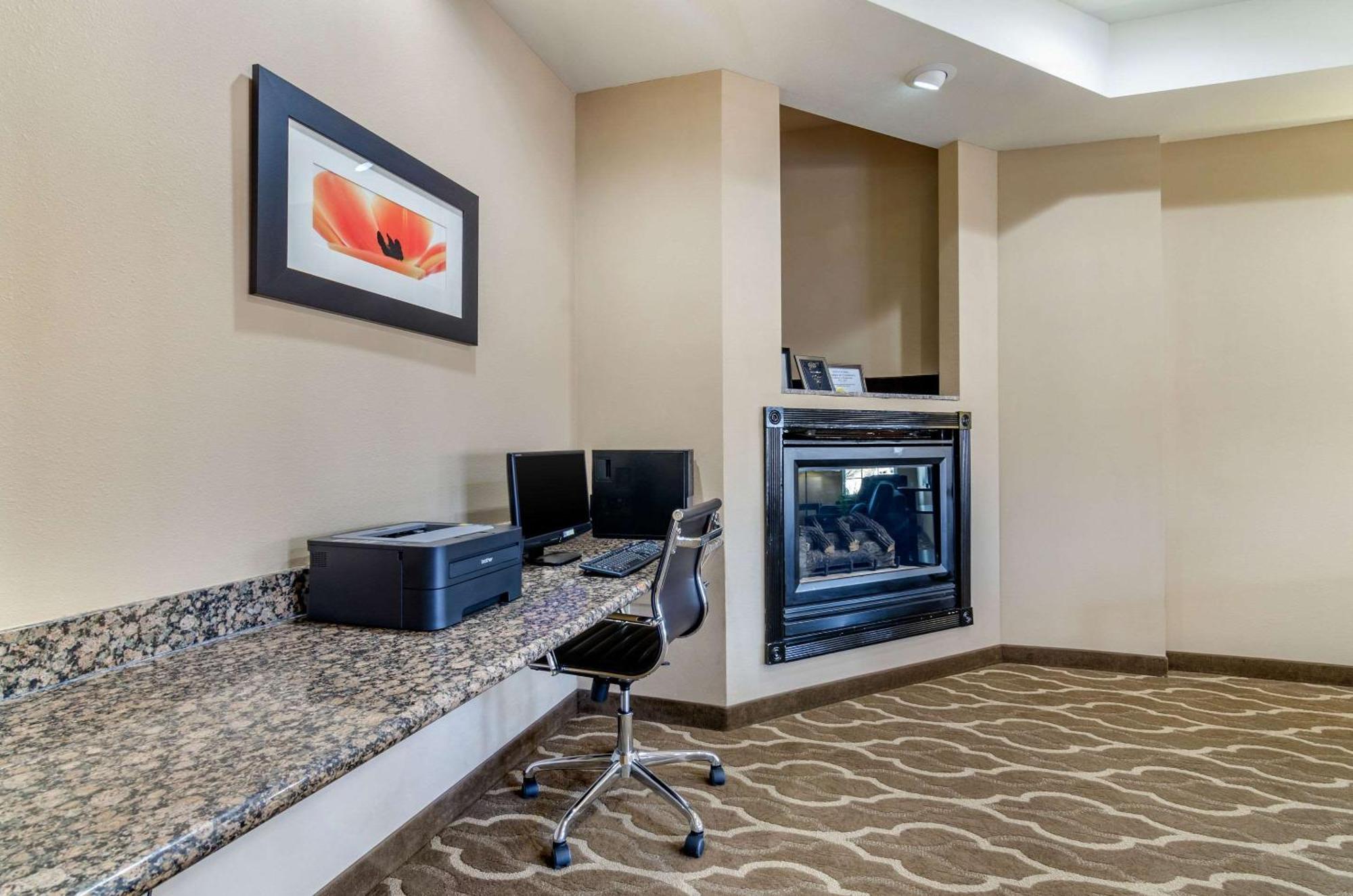 Comfort Inn & Suites Near Bethel College Newton Экстерьер фото