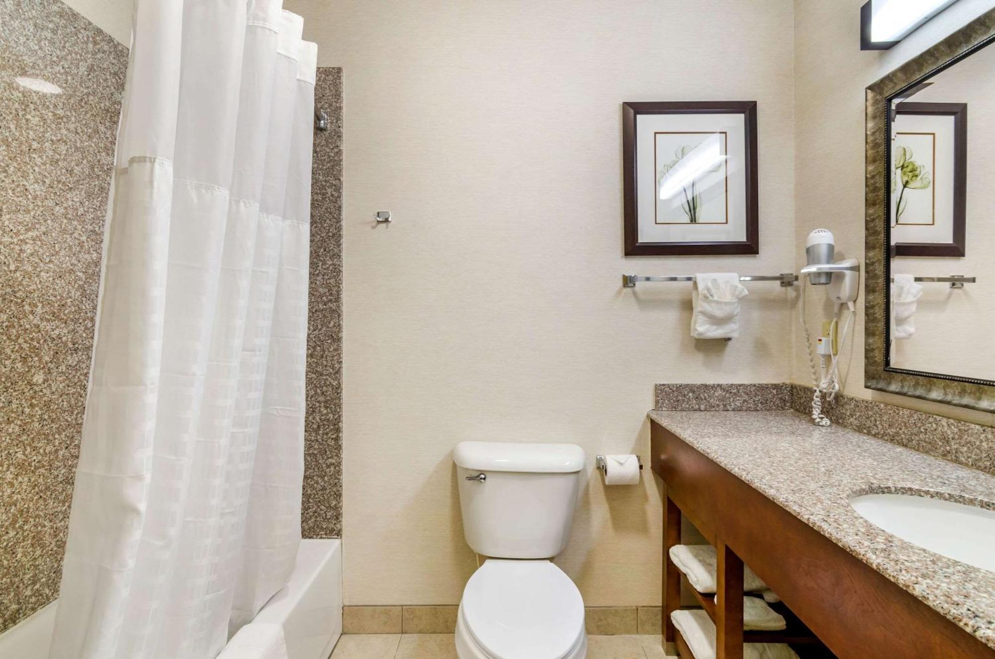 Comfort Inn & Suites Near Bethel College Newton Экстерьер фото