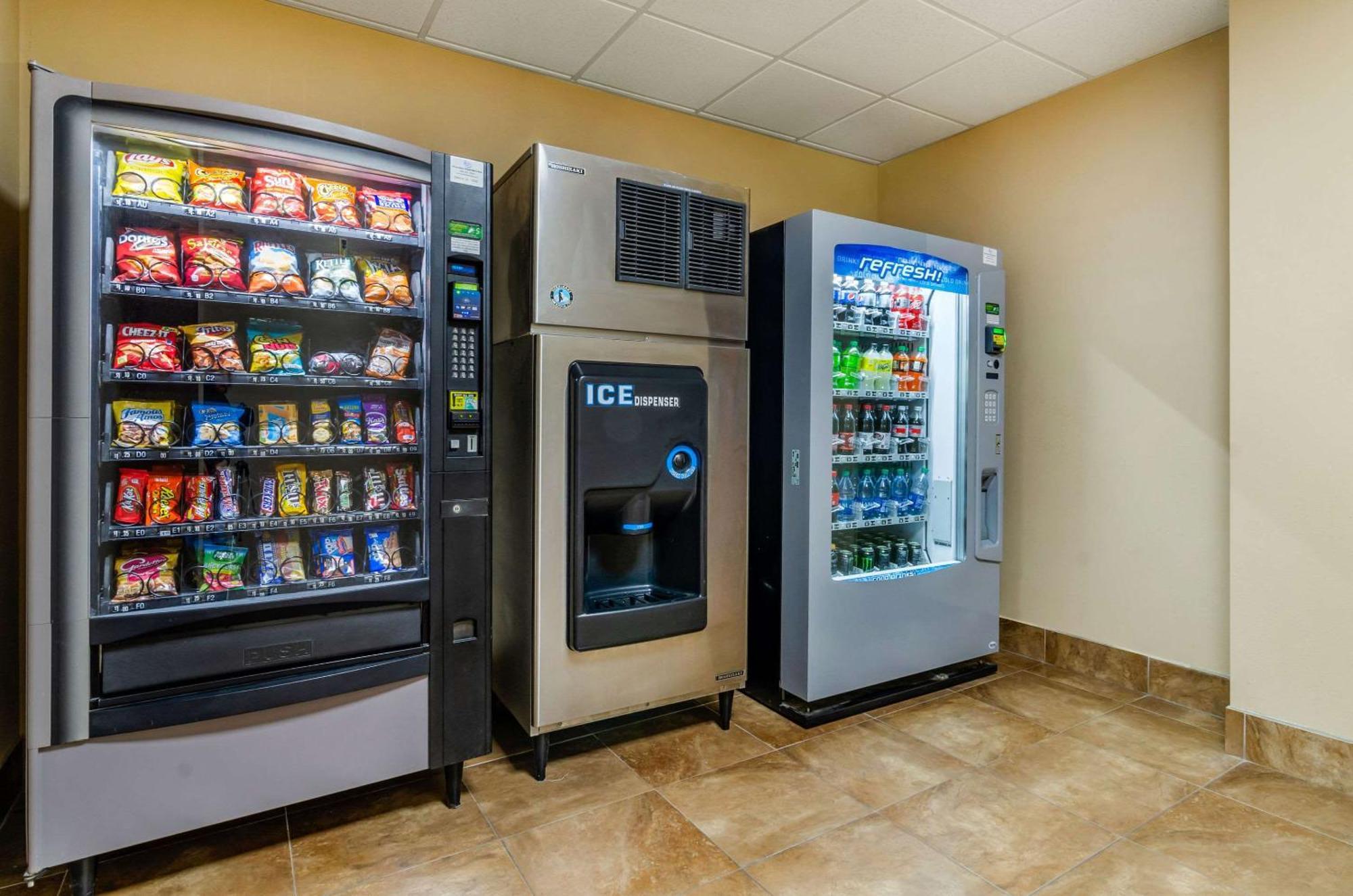 Comfort Inn & Suites Near Bethel College Newton Экстерьер фото