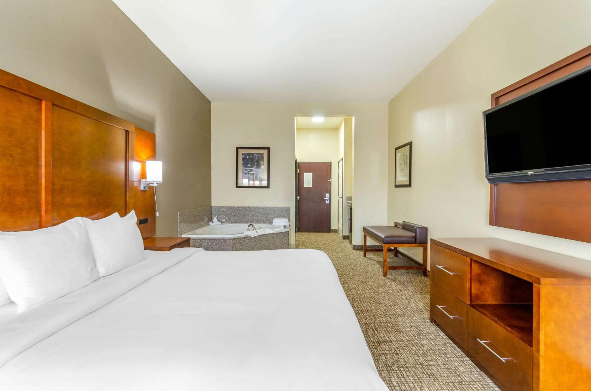 Comfort Inn & Suites Near Bethel College Newton Экстерьер фото