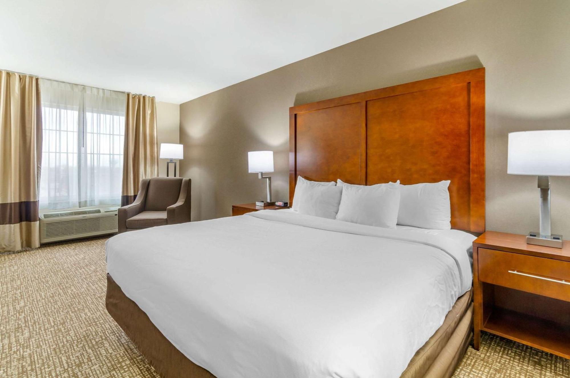 Comfort Inn & Suites Near Bethel College Newton Экстерьер фото
