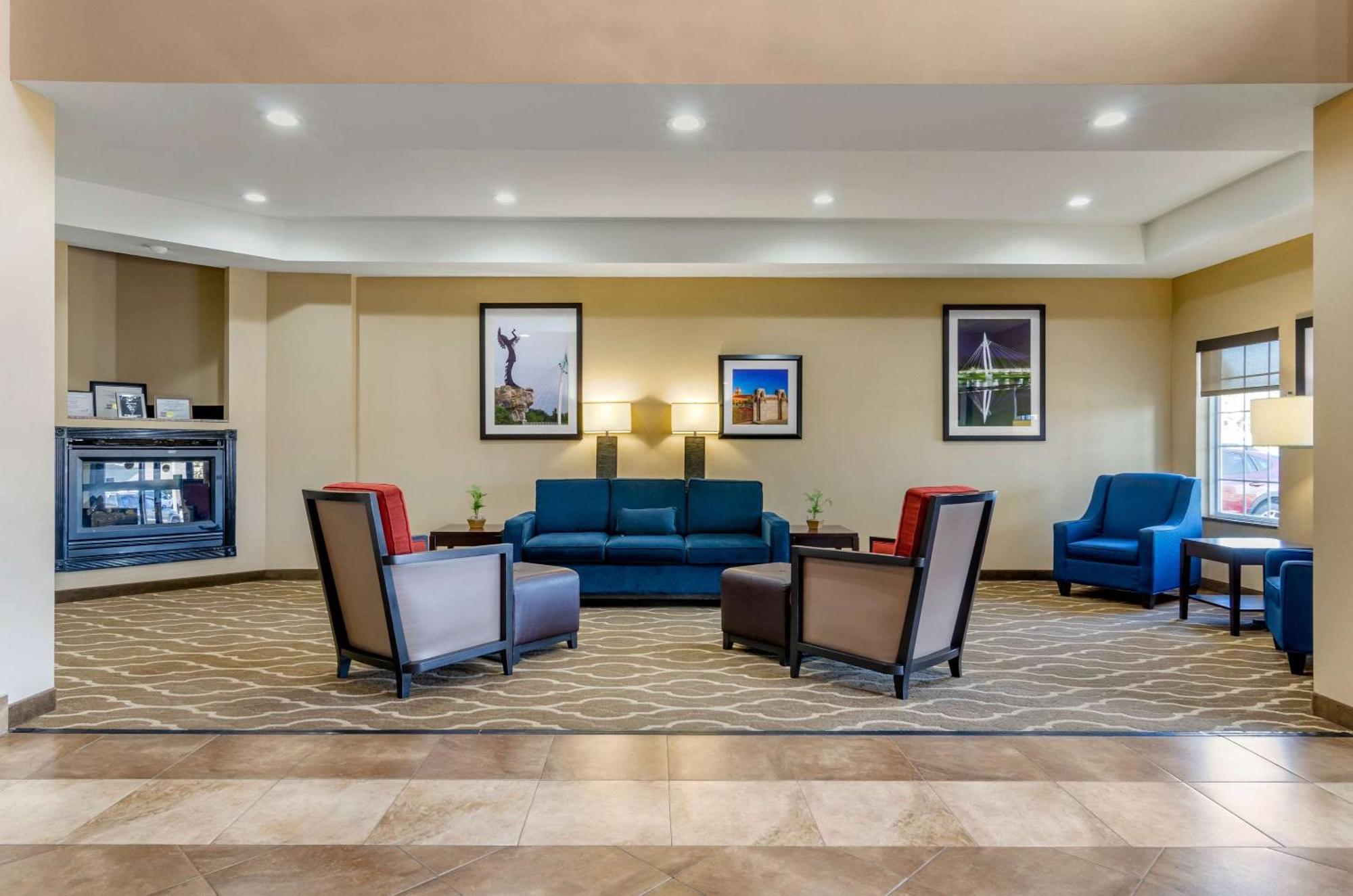 Comfort Inn & Suites Near Bethel College Newton Экстерьер фото