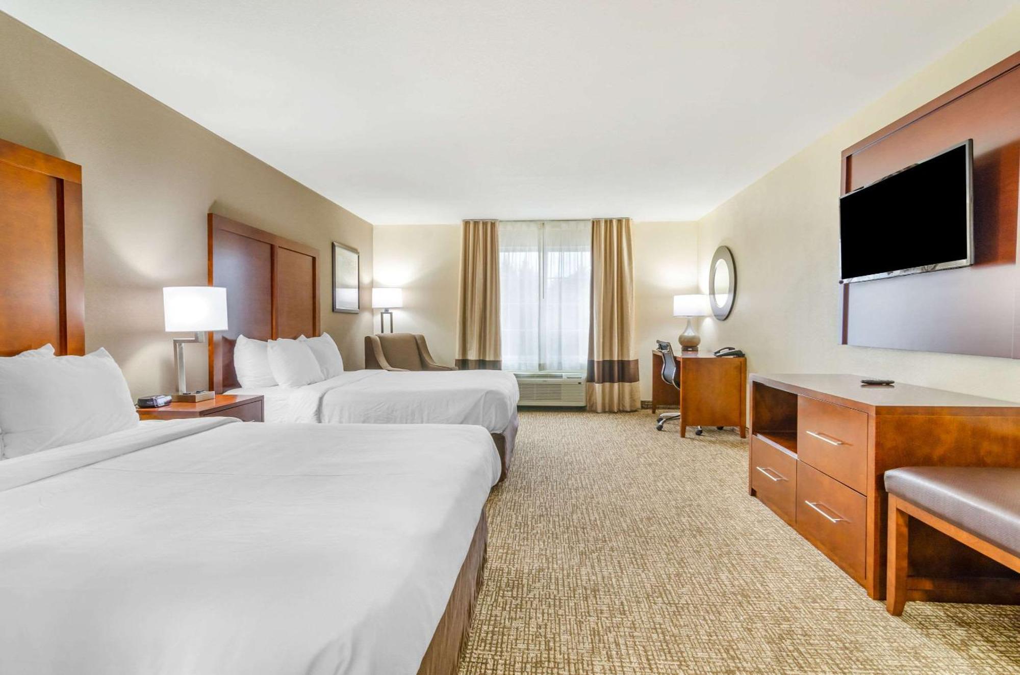 Comfort Inn & Suites Near Bethel College Newton Экстерьер фото