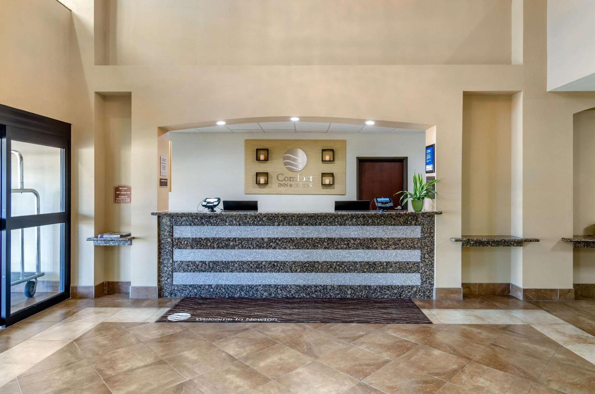 Comfort Inn & Suites Near Bethel College Newton Экстерьер фото
