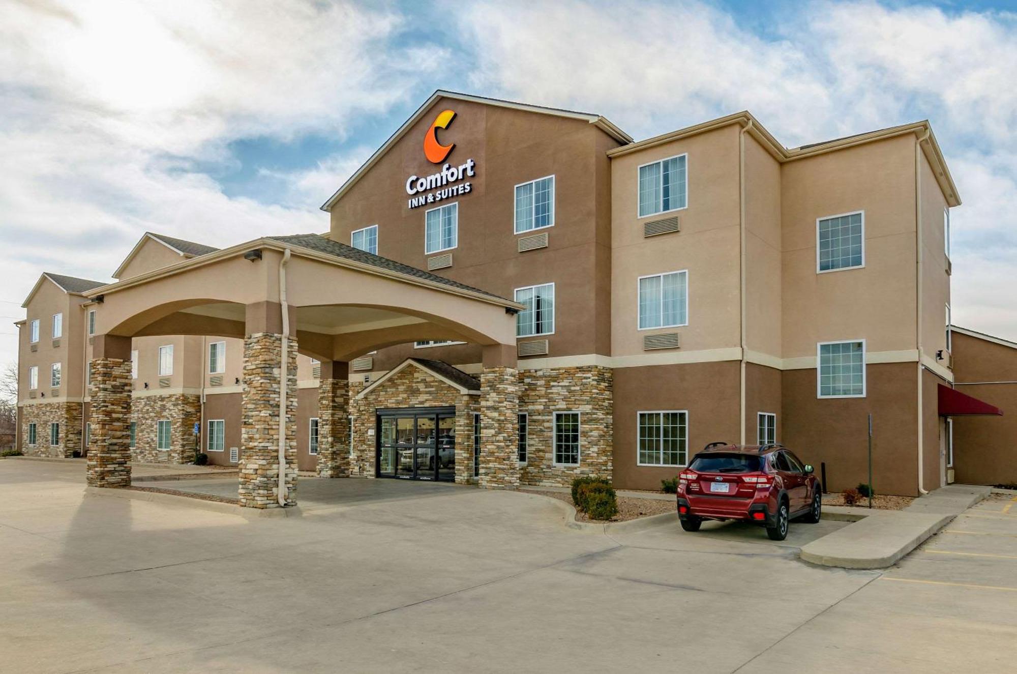Comfort Inn & Suites Near Bethel College Newton Экстерьер фото