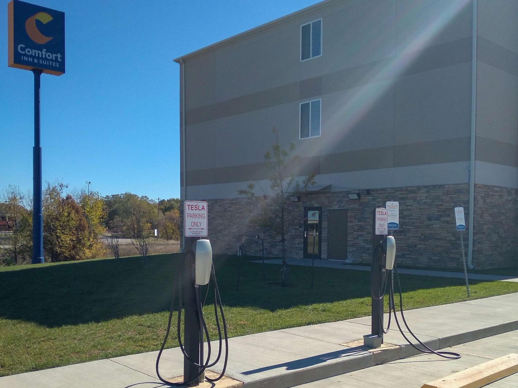 Comfort Inn & Suites Near Bethel College Newton Экстерьер фото