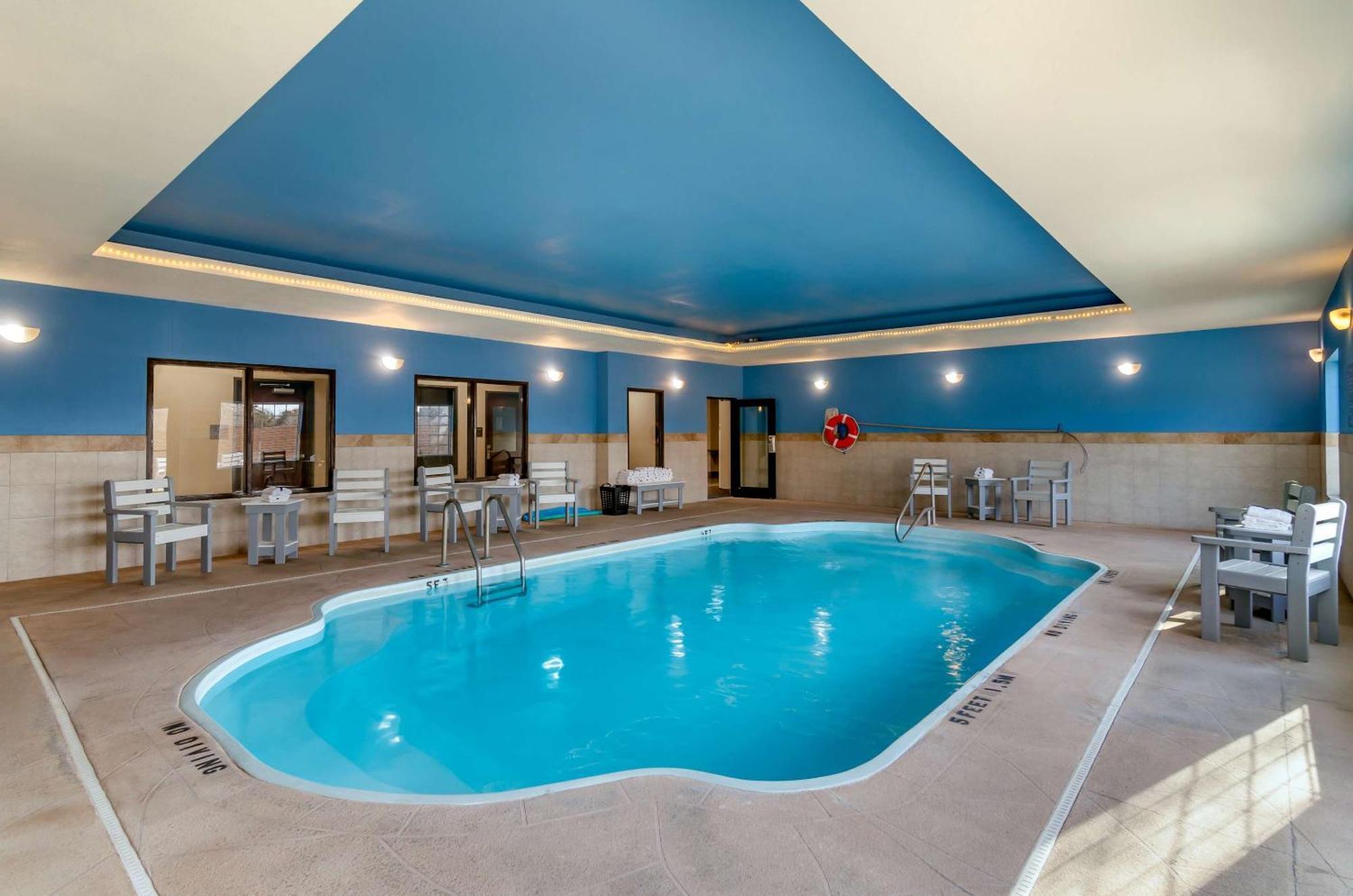 Comfort Inn & Suites Near Bethel College Newton Экстерьер фото
