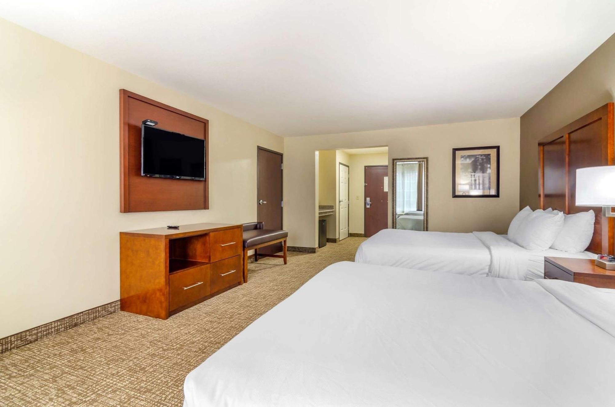 Comfort Inn & Suites Near Bethel College Newton Экстерьер фото