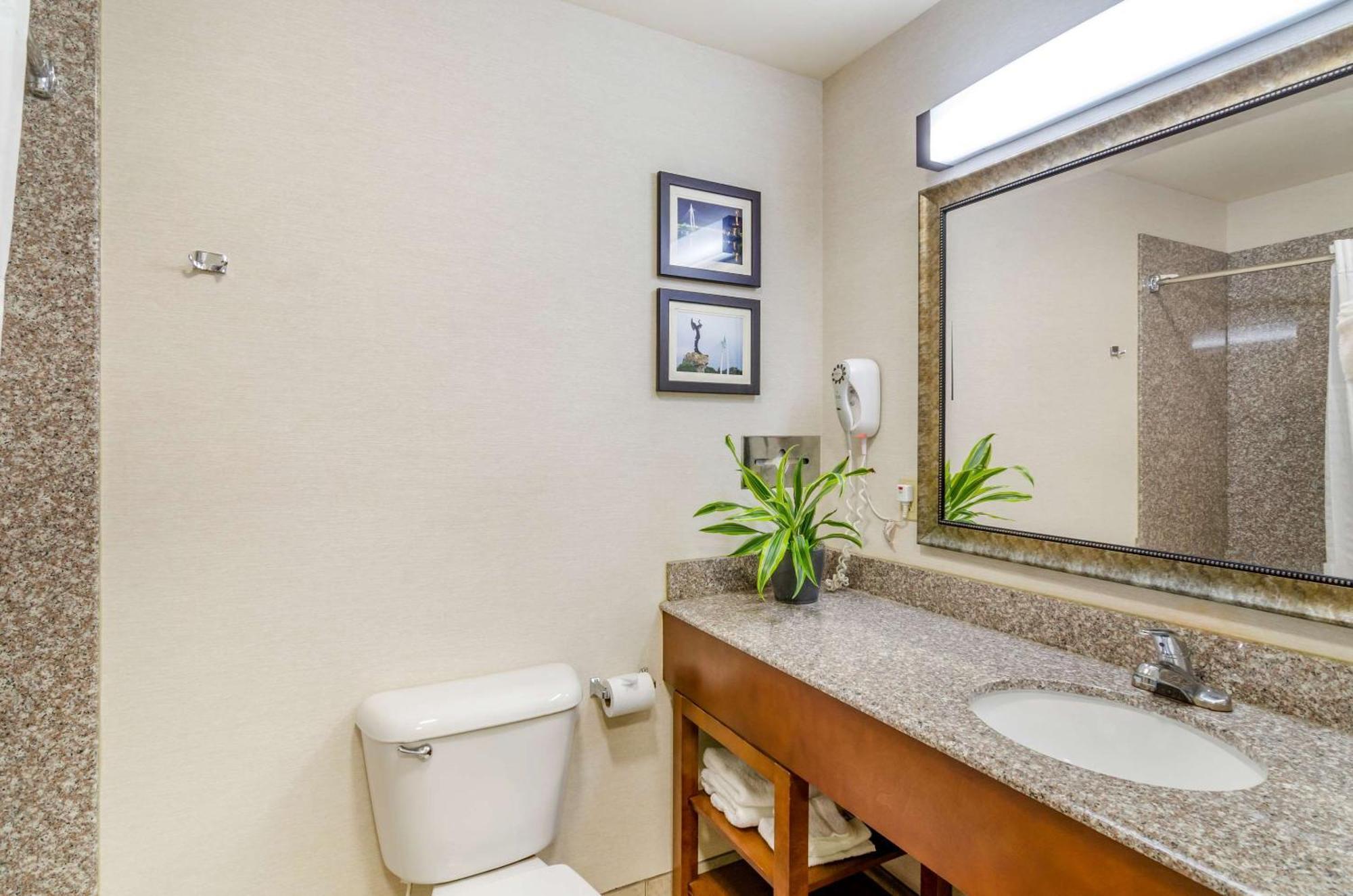 Comfort Inn & Suites Near Bethel College Newton Экстерьер фото